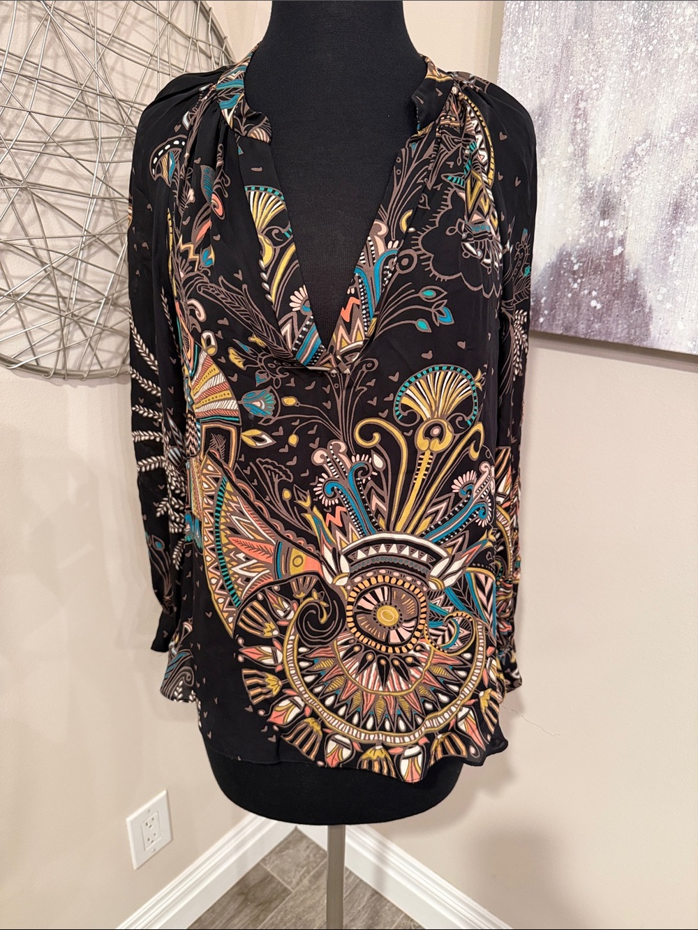 Alice & Trixie Black Paisley Print V-Neck Blouse size Medium